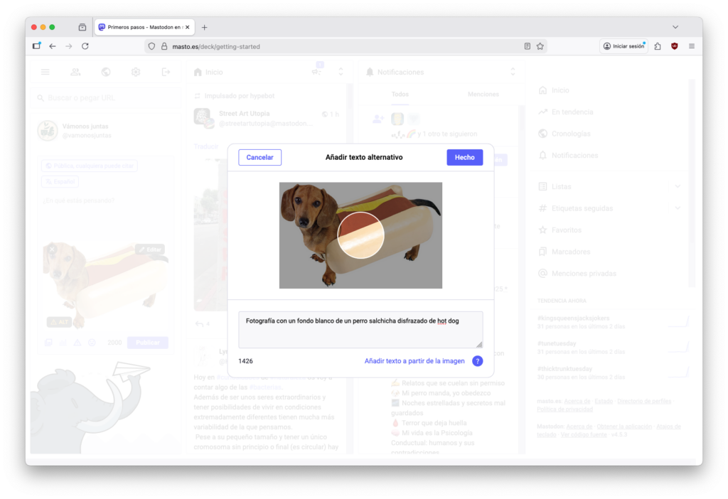 Captura de pantalla de la interfaz de Mastodon con una foto de un perro salchicha y un texto descriptivo